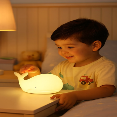 baleine veilleuse rechargeable enfant jouant avec