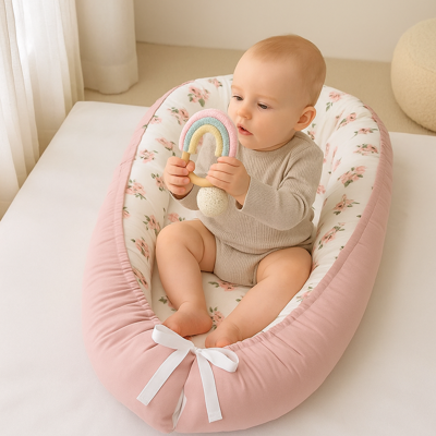 bebe cocon koko fleur avec bébé jouant