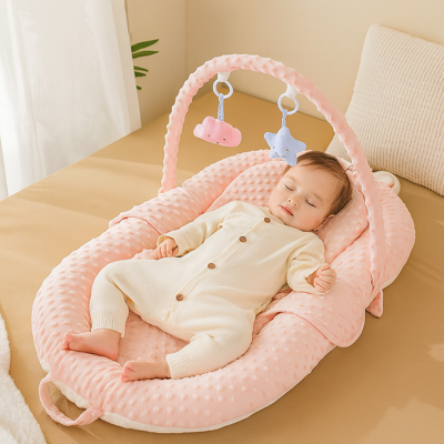 bebe cocon nid douillet avec bébé endormi