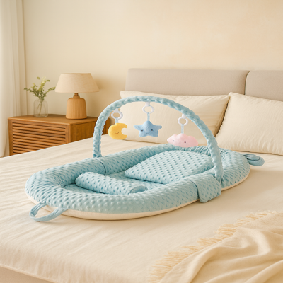 bebe cocon nid douillet bleu dans lit de parents