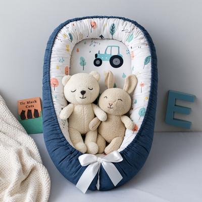 cocon bébé dodo voiture bleue avec doudou
