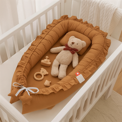 cocon pour bebe jolinid marron dans berceau avec doudou