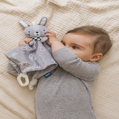 doudou bebe amusant lapin avec bébé couché