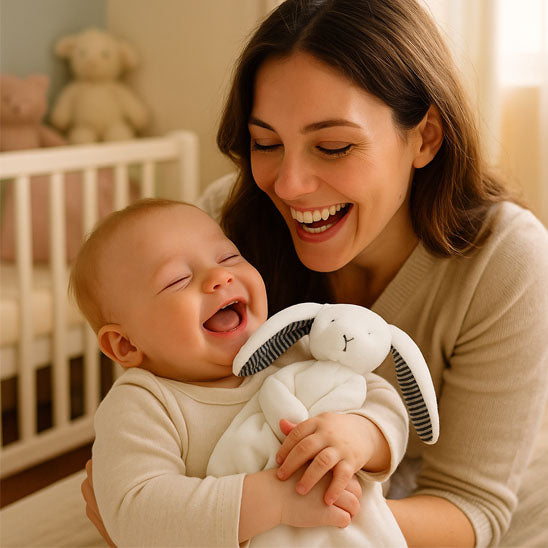 doudou bebe berceau blanc avec bébé souriant avec maman