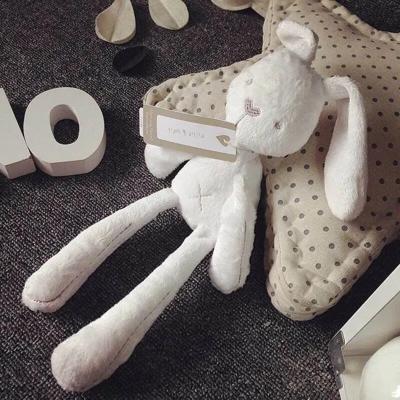 doudou bébé fille pompon lapin blanc présenté