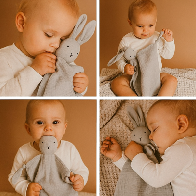 doudou bébé jouet de sommeil gris avec bébé couché et assis avec doudou