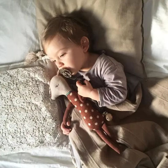 doudou bebe poupée cerf bambi avec bébé endormi profondément