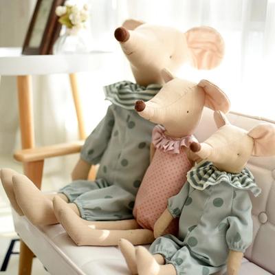 doudou bebe souris rose et vert présenté avec petit doudou vert