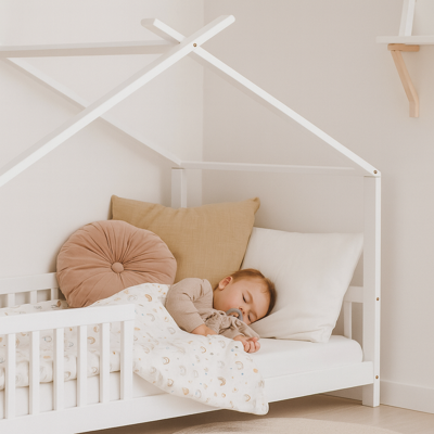 lit au sol bebe style montessori blanc avec enfant endormi