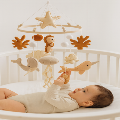 mobile bébé enchanteur animaux marins bébé joue avec sourire