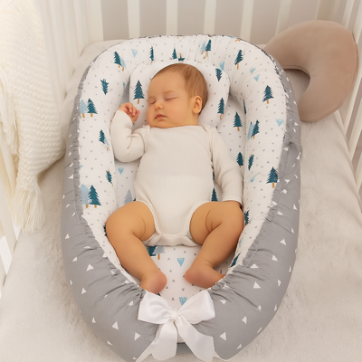 réducteur de lit bébé portable à bébé endormi dedans