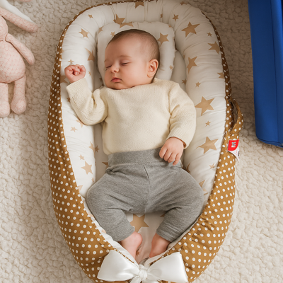 réducteur de lit bébé portable avec bébé endormi paisiblement