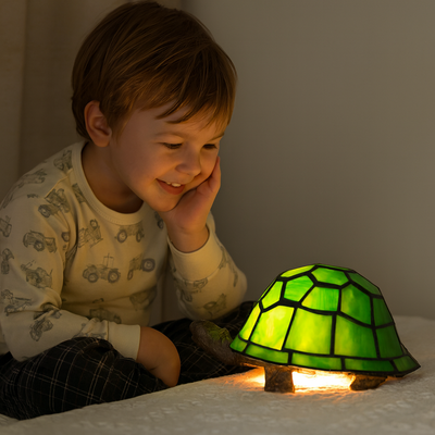 tortue veilleuse style tiffany vert enfant assis souriant