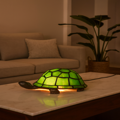 tortue veilleuse style tiffany vert posée dans salon
