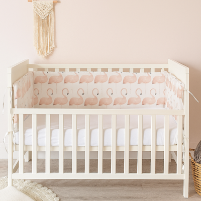 tour de lit bebe confortable flamant dans un berceau