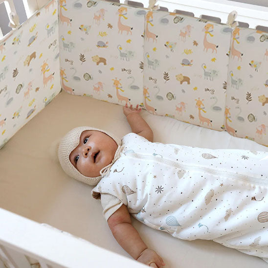 tour de lit bebe cygne enchante beige adorable avec bébé