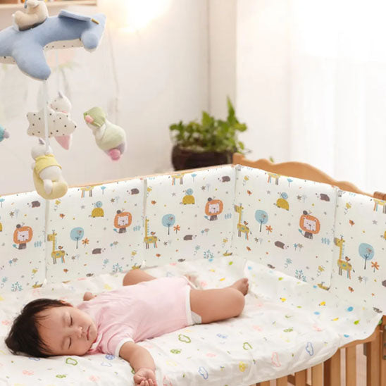 tour de lit bebe cygne enchante beige adorable avec bébé
