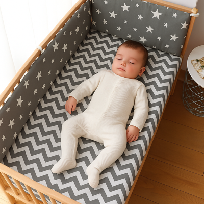tour de lit pour bebe doux étoiles avec drap avec bébé couché