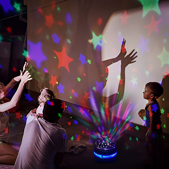 veilleuse bébé projection plafond ciel étoile avec enfant jouant