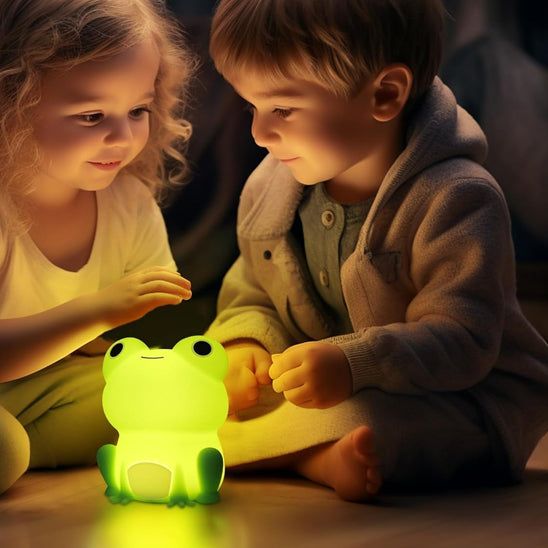 veilleuse enfant grenouille enfants s'amusant autour de la veilleuse