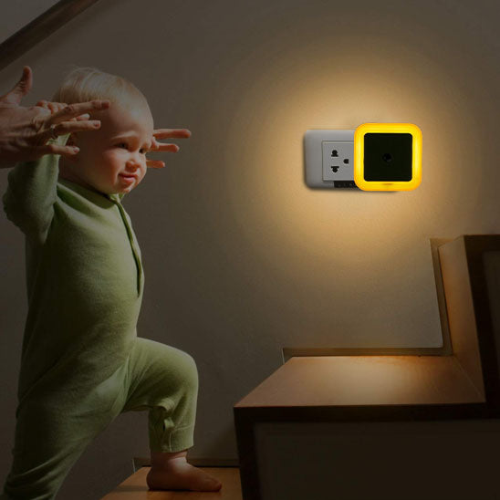 veilleuse murale bebe prise enfant s'amuse