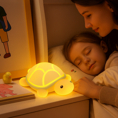 veilleuse tortue douce lumiere fille avec maman