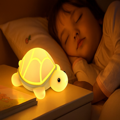 veilleuse tortue douce lumiere fille couchée