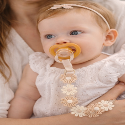 attache sucette lanière marron clair bébé avec maman