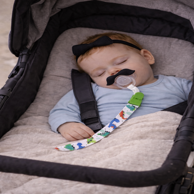 attache sucette moustache vert bébé endormi