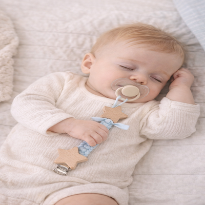attache tetine bois securisée bleu enfant dort