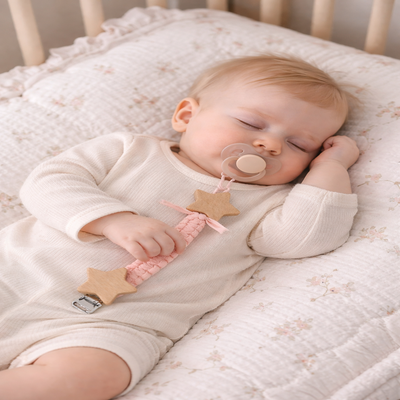 attache tetine bois sécurisée rose clair bébé endormi