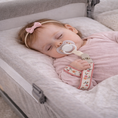 attache tetine chaine de sucette bébé dort