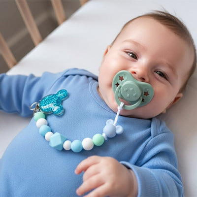 attache tetine clips de sucette bleu bébé allongé
