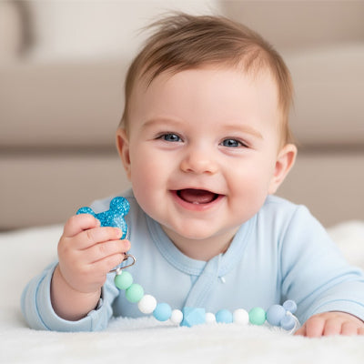 attache tetine clips de sucette bleu bébé souriant