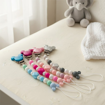 attache tetine clips de sucette exposées