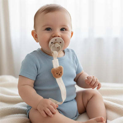 attache tetine doudou l'ours beige bébé assis