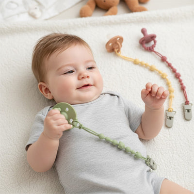 attache tetine en silicone apaisante bébé couché
