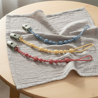 attache tetine en silicone apaisante presentées