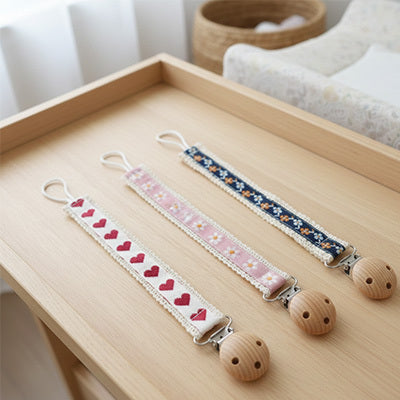 attache tetine pendentif présentée