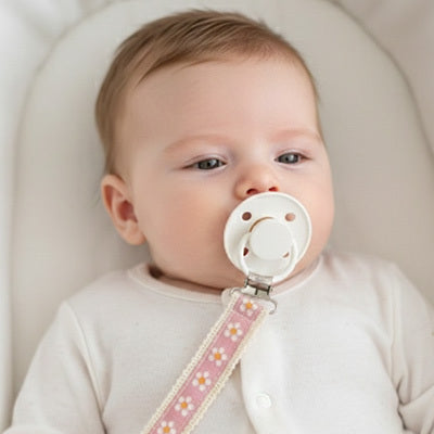 attache tetine pendentif rose bébé couché