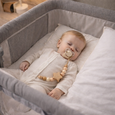 attache tetine perle ronde enfant dort