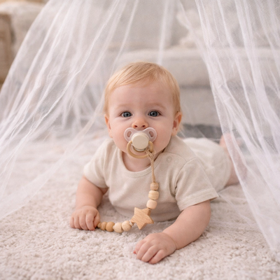 attache tetine perle ronde enfant sous moustiquaire