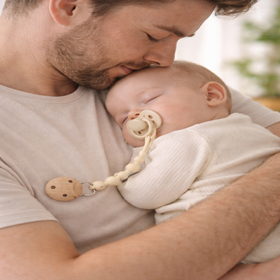 attache tetine silicone enfant avec papa