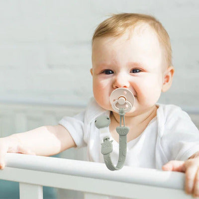 attache tetine silicone porte sucette sage bébé dans berceau