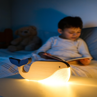 baleine veilleuse bois enfant lit dans son lit