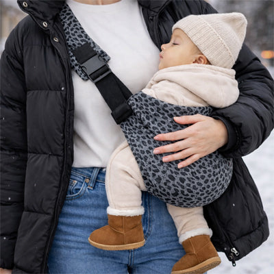 bebe porte en echarpe sécuritaire enfant avec maman