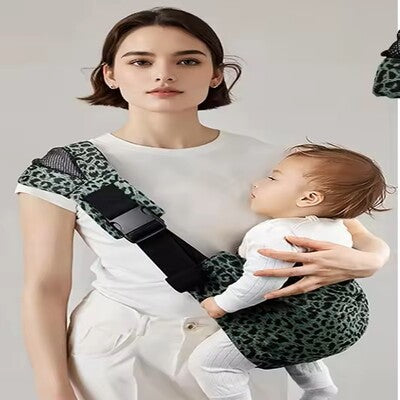 bebe porte en echarpe sécuritaire maman debout avec enfant