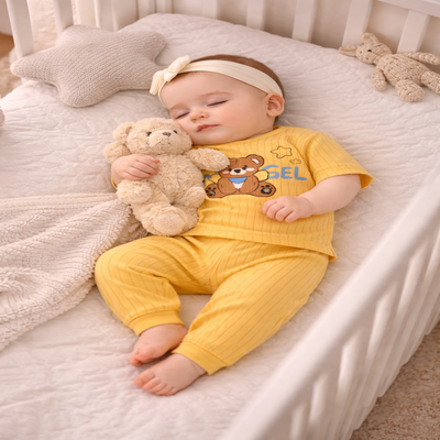 bebe pyjamas doux jaune enfant dort