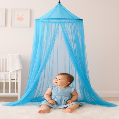 ciel de lit bébé cocon magique bleu avec bébé assis