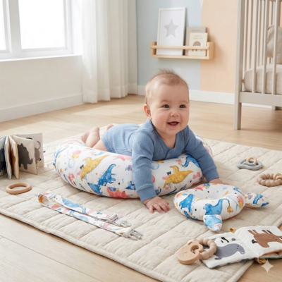 coussins d'allaitement adorable enfant s'amuse